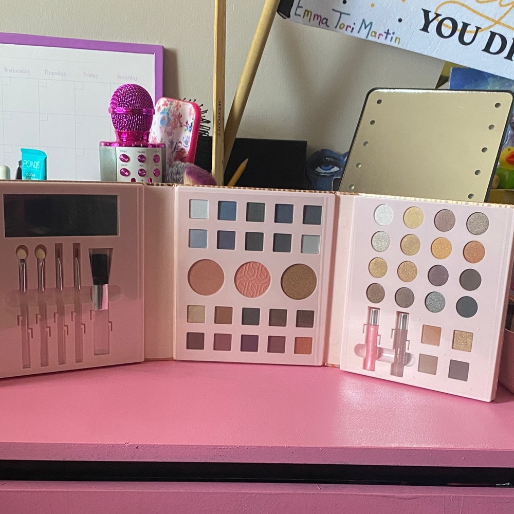 NIB, ICING Makeup Palette,